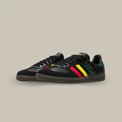 Plongez dans l’univers vibrant de la Adidas Samba OG Black Rasta, une sneaker qui fusionne le style intemporel de la Samba avec une touche inspirée de la culture rasta. Son upper en cuir noir premium est sublimé par les trois bandes iconiques en rouge, jaune et vert, un clin d’œil aux couleurs rastafari, tandis que le talon en vert profond renforce son esthétique unique. Dotée d’une semelle en gomme semi-translucide et de finitions en suède, cette édition spéciale offre un look authentique et streetwear.