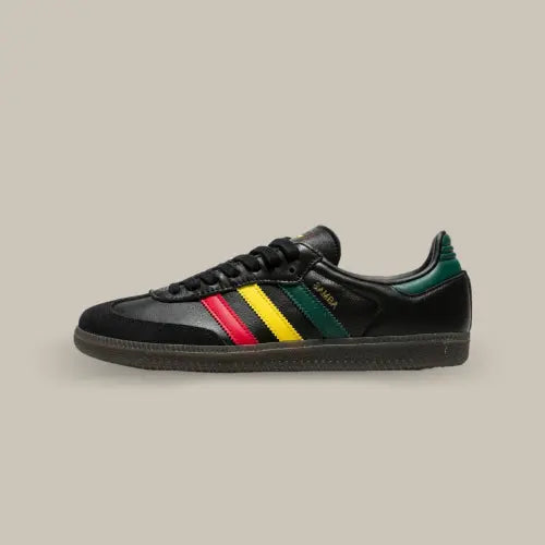 La Adidas Samba OG Black Rasta vue de côté avec sa tige en cuir noir, ses trois bandes de couleur rouge, jaune et vert, son heel tab de couleur vert et le logo samba en doré.