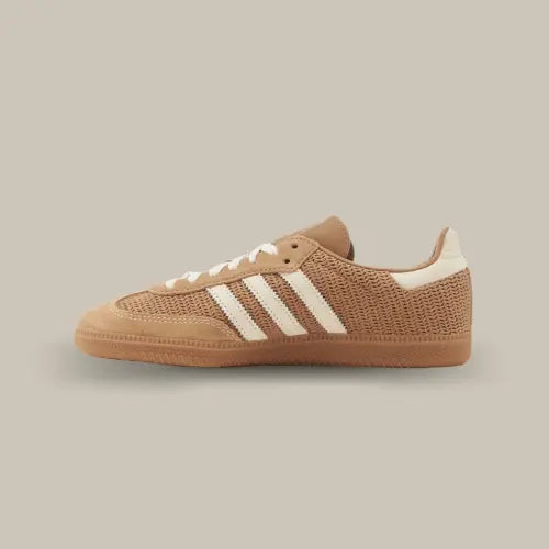 La Adidas Samba OG Cardboard de côté avec son marron couleur carton et ses trois bandes blanc crème accordé au heel tab.