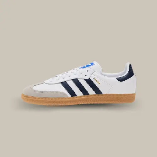 La Adidas Samba OG Cloud White Night Indigo Gum vue de côté avec une base en cuir blanc et les bandes de couleur bleu nuit accordées au heel tab.
