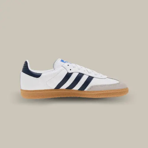 La Adidas Samba OG Cloud White Night Indigo Gum vue de côté avec une base en cuir blanc et les bandes de couleur bleu nuit accordées au heel tab.