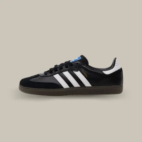 La Adidas Samba OG Core Black vue de côté avec son cuir et ses trois bandes blanches accordées au heel tab.