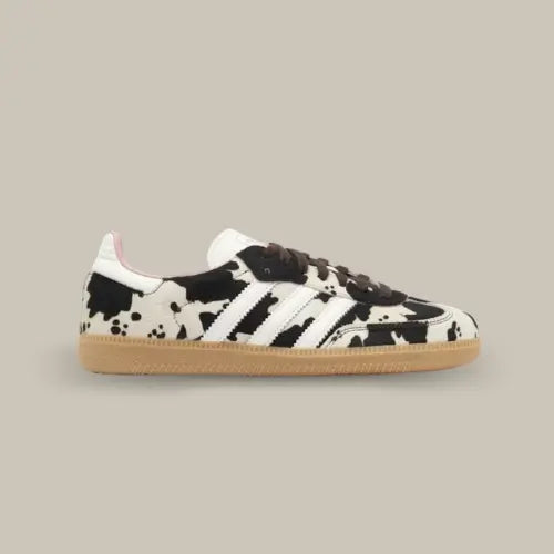 La Adidas Samba OG Cow Print vue de côté avec sa base en imitation de cuir de vache et ses trois bandes blanches accordées au heel tab.