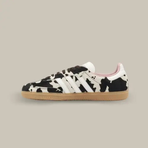 La Adidas Samba OG Cow Print vue de côté avec sa base en imitation de cuir de vache et ses trois bandes blanches accordées au heel tab.