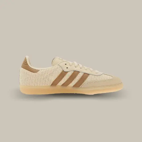 La Adidas Samba OG Cream White Cardboard vue de côté avec sa base en mesh blanc et ses trois bandes marron accordées au heel tab.