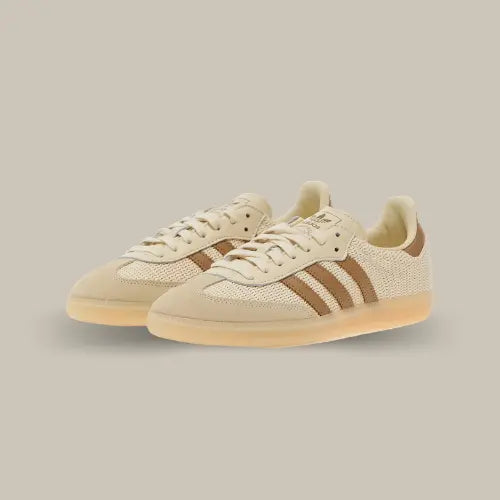 La Adidas Samba OG Cream White Cardboard réinvente l’un des modèles les plus emblématiques de la marque avec une touche minimaliste et sophistiquée. Son empeigne en mesh tissé respirant, combinée à des empiècements en suède beige et des trois bandes en cuir marron "Cardboard", offre un look à la fois vintage et moderne. La semelle extérieure en gomme translucide renforce son authenticité tout en assurant une excellente adhérence et un confort optimal.