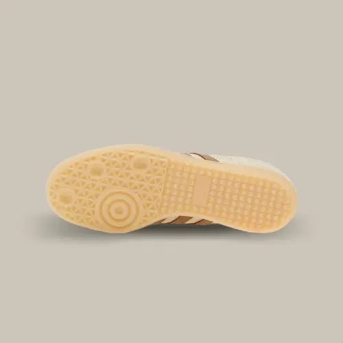 La semelle de la Adidas Samba OG Cream White Cardboard en gomme de caoutchouc de couleur marron clair.