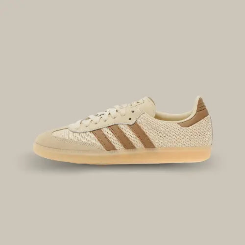 La Adidas Samba OG Cream White Cardboard vue de côté avec sa base en mesh blanc et ses trois bandes marron accordées au heel tab.