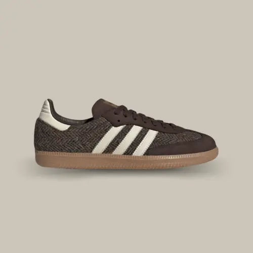 La Adidas Samba OG Dark Brown Tweed vue de côté avec sa base en tweed marron et ses empiècements en suède ton sur ton. On retrouve les trois bandes blanches assorties au heel tab.