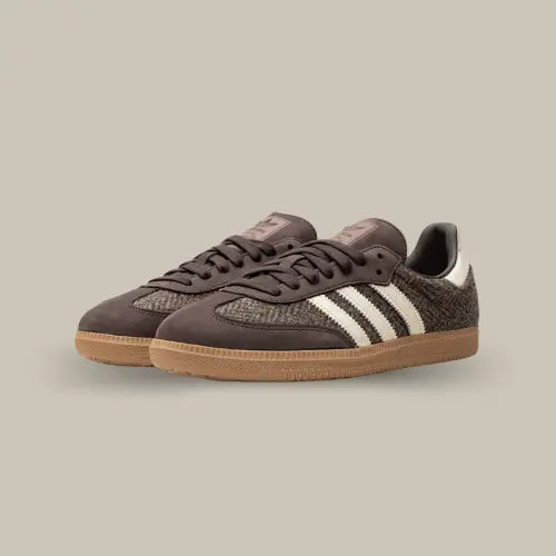 La Adidas Samba OG Dark Brown Tweed allie élégance et confort dans une silhouette intemporelle. Avec son dessus en tweed brun foncé de haute qualité et ses détails distinctifs en cuir, cette sneaker incarne parfaitement le style classique des Adidas Samba tout en ajoutant une touche sophistiquée et unique. Conçue pour les passionnés de mode et de streetwear, elle garantit à la fois style et durabilité. Idéale pour les tenues décontractées et plus habillées, la Adidas Samba OG est un choix incontournable !