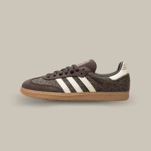 La Adidas Samba OG Dark Brown Tweed vue de côté avec sa base en tweed marron et ses empiècements en suède ton sur ton. On retrouve les trois bandes blanches assorties au heel tab.