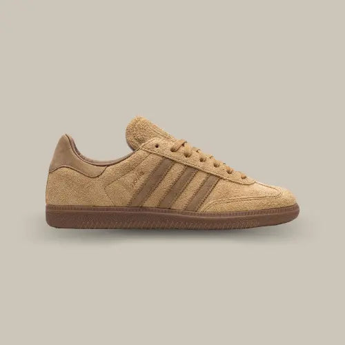 La Adidas Samba OG JJJJound Mesa avec sa base en suède marron et les trois bandes ton sur ton accordées au heel tab.