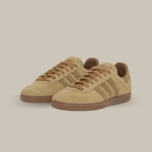 La Adidas Samba OG JJJJound Mesa possède une tige en hairy suède marron clair avec une semelle en gomme de caoutchouc. Les trois bandes marron foncé ton sur ton sont accordées au heel tab.