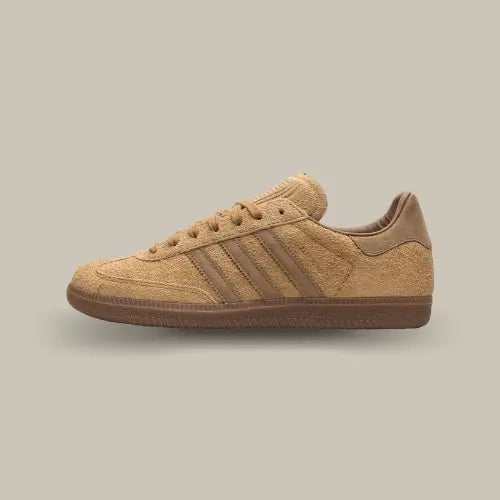 La Adidas Samba OG JJJJound Mesa avec sa base en suède marron et les trois bandes ton sur ton accordées au heel tab.