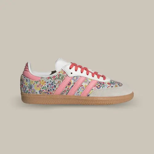 La Adidas Samba OG Liberty London Floral Embroidery vue de côté avec sa base floral et ses trois bandes rose accordées au heel tab.