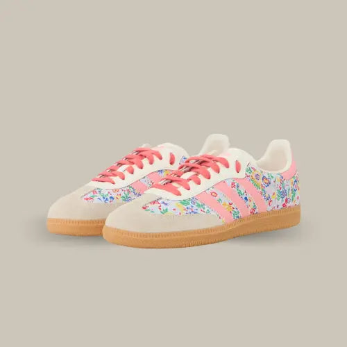 Faites fleurir votre style avec la Adidas Samba OG Liberty London Floral Embroidery, une version inédite de l’iconique silhouette Samba, réinterprétée avec l’audace et la finesse de la maison Liberty London. Ce modèle unique mixe l’héritage sportif d’Adidas et l’élégance d’un imprimé floral brodé, signature du label britannique. Résultat ? Une sneaker qui ne passe jamais inaperçue. On retrouve l’ADN rétro de la Samba avec une semelle en gomme classique, une toe box en suède beige clair.