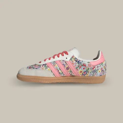La Adidas Samba OG Liberty London Floral Embroidery vue de côté avec sa base floral et ses trois bandes rose accordées au heel tab.