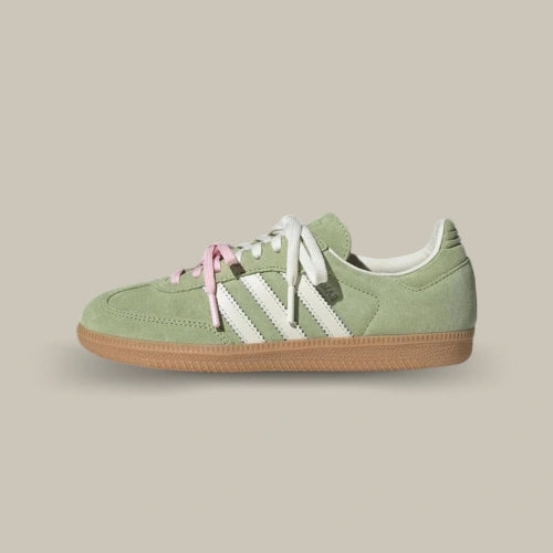 Adidas Samba OG Molly-Mae Matcha vue de profil avec empeigne vert pastel, trois bandes blanc cassé, lacets roses et blancs et semelle gomme. Disponible sur Offsneakz.
