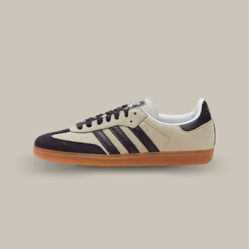 La Adidas Samba OG Putty Grey avec sa base grise et ses trois bandes de couleur noir accordées au heel tab et au mudguard.