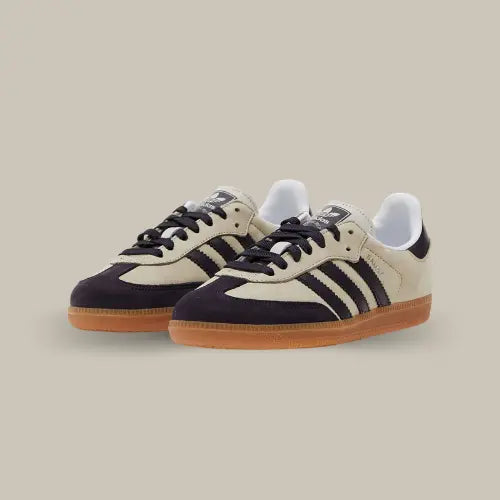 La Adidas Samba OG Putty Grey revisite un classique iconique avec une touche sophistiquée et tendance. Son empeigne en suède premium aux nuances gris putty et noir profond apporte une allure élégante et polyvalente, parfaite pour sublimer tous vos looks. Les trois bandes Adidas contrastantes et le logo doré "Samba" sur le côté rappellent l’héritage indémodable de cette sneaker culte. Avec sa semelle en gomme emblématique, elle garantit un confort optimal et une adhérence parfaite au quotidien.