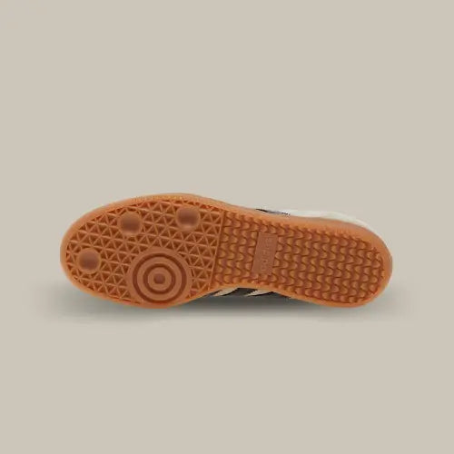 La semelle de la Adidas Samba OG Putty Grey en gomme de caoutchouc de couleur marron.