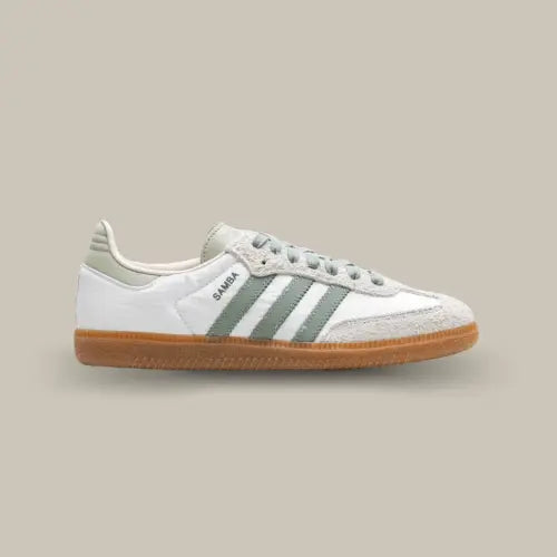 La Adidas Samba OG Silver Green Putty Mauve vue de côté avec sa base en cuir blanc, son mudguard en suède gris et ses trois bandes vertes.