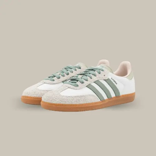 La Adidas Samba OG Silver Green Putty Mauve possède une base en cuir blanc avec un mudguard gris. On retrouve les trois bandes dans un vert d'eau alors que le heel tab et la languette dans un vert un peu plus clair. La semelle en gomme de caoutchouc vient conclure la paire de basket tendance de 2024.