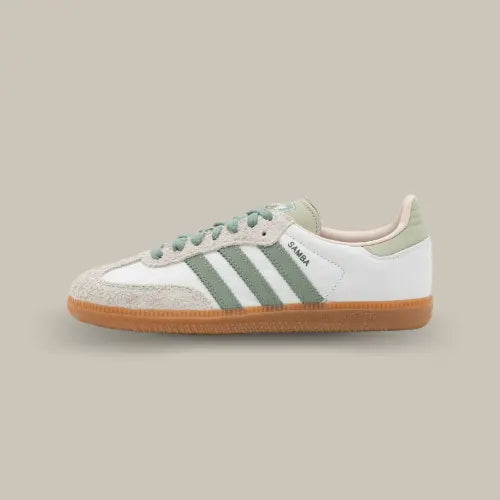 La Adidas Samba OG Silver Green Putty Mauve vue de côté avec sa base en cuir blanc, son mudguard en suède gris et ses trois bandes vertes.