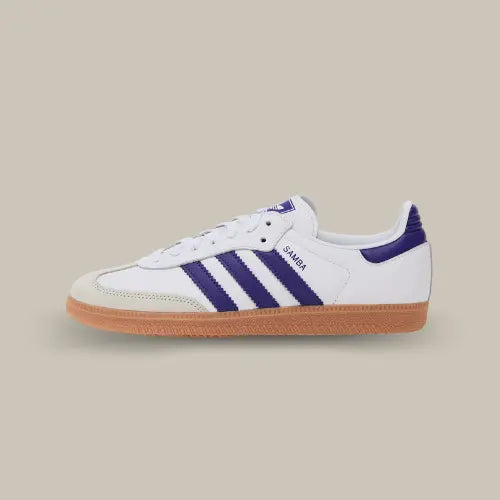 La Adidas Samba OG White Energy Ink Gum de côté avec son cuir balnc et ses trois bandes en cuir violet accordé au heel tab et au branding..