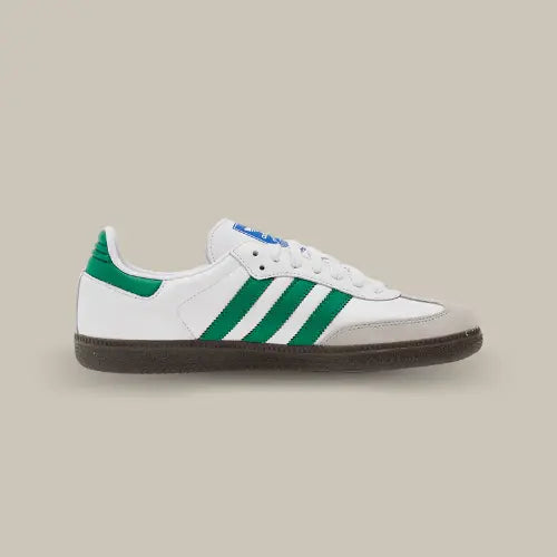 La Adidas Samba OG White Green de côté avec son cuir blanc et ses bandes en cuir vert accordé au heel tab.