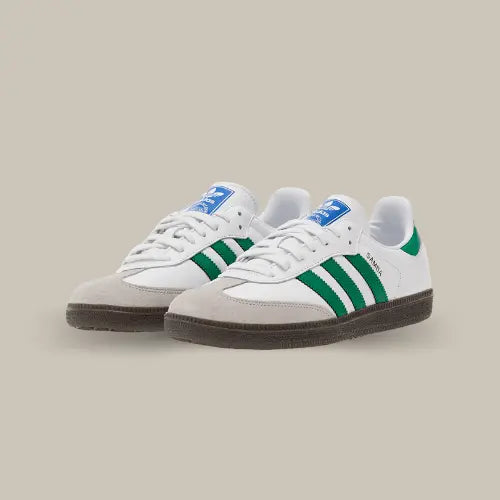 La Adidas Samba OG White Green possède une base en cuir blanc avec un mudguard en suède beige et les trois bandes en cuir vert accordé au heel tab. On retrouve la semelle en gomme de caoutchouc qui vient conclure cette paire.