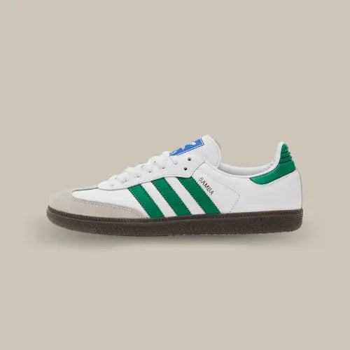 La Adidas Samba OG White Green de côté avec son cuir blanc et ses bandes en cuir vert accordé au heel tab.