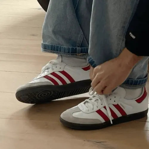 LaAdidas Samba OG White Red porté avec un jean large clair.