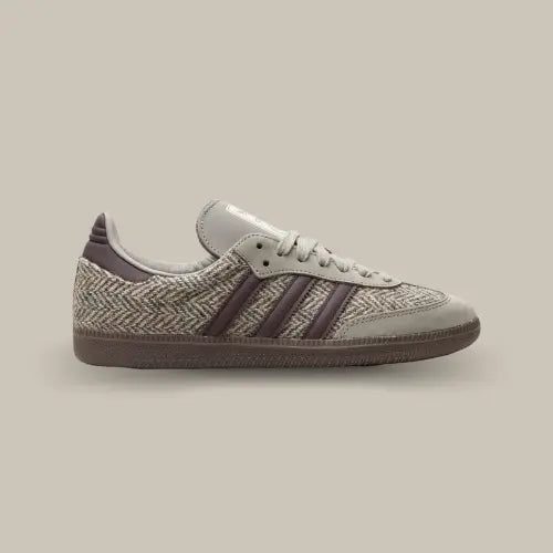 La Adidas Samba OG Wonder Beige Tweed avec sa base en tweed gris et ses trois bandes ton sur ton.