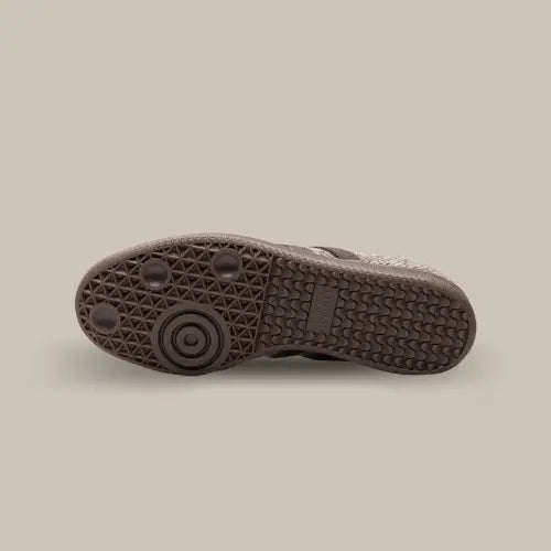 La semelle de la Adidas Samba OG Wonder Beige Tweed en gomme de couleur marron.