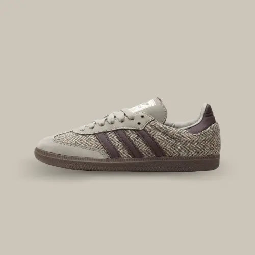 La Adidas Samba OG Wonder Beige Tweed avec sa base en tweed gris et ses trois bandes ton sur ton.