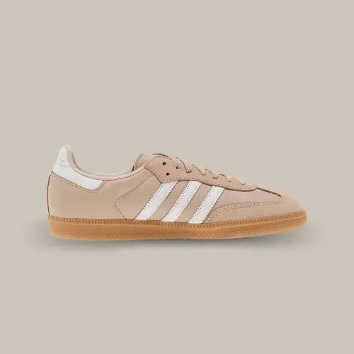 La Adidas Samba OG Wonder Taupe vue de côté avec sa base en cuir couleur beige et ses trois bandes assorties au heel tab.