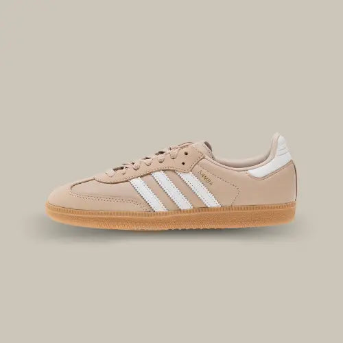La Adidas Samba OG Wonder Taupe vue de côté avec sa base en cuir couleur beige et ses trois bandes assorties au heel tab.