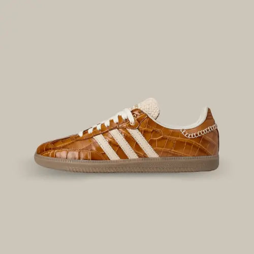 La Adidas Samba Wales Bonner Brown Croc vue de côté avec base en cuir verni marron clair en motif croco et ses trois bandes blanches.