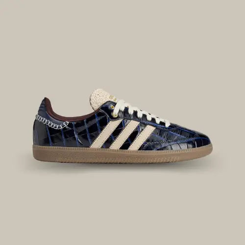 La Adidas Samba Wales Bonner Navy Croc avec sa base en cuir verni bleu motif crocodile et ses trois bandes blanches.