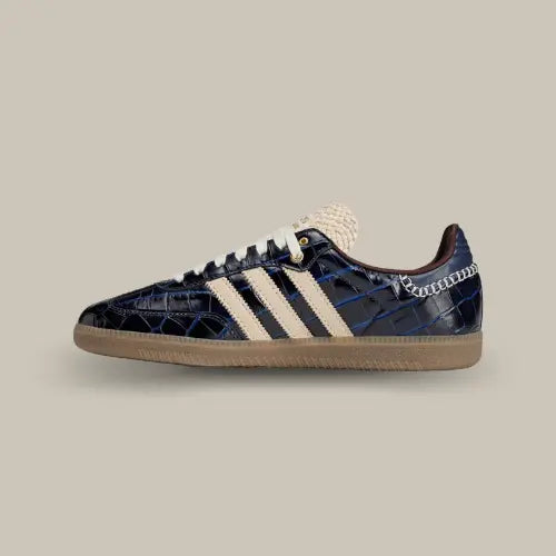 La Adidas Samba Wales Bonner Navy Croc avec sa base en cuir verni bleu motif crocodile et ses trois bandes blanches.