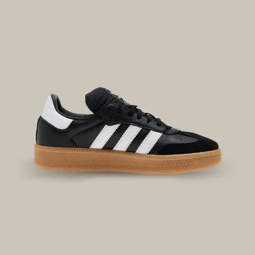 La Adidas Samba XLG Black Gum de côté avec son cuir noir et ses trois bandes blanches en cuir blanc accordé au heel tab. On retrouve une semelle en gomme épaisse qui donne un aspect surélevée.