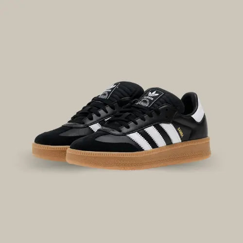 La Adidas Samba XLG Black Gum possède une base en cuir noir premium accordée au mudguard en suède noir et les trois mythiques bandes blanches en cuir blanc accompagnées de l'inscription Samba en dorée. La célèbre semelle en gomme se retrouve plus épaisse qu'à l'habitude donnant un look tendance à cette silhouette défiant le temps.