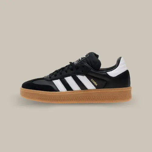 La Adidas Samba XLG Black Gum de côté avec son cuir noir et ses trois bandes blanches en cuir blanc accordé au heel tab. On retrouve une semelle en gomme épaisse qui donne un aspect surélevée.