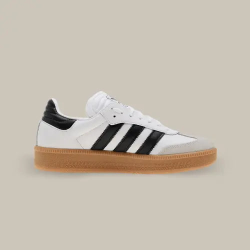 La Adidas Samba XLG White Black Gum de coté avec son cuir premium blanc et ses trois bandes en cuir noir accordé au heel tab. On retrouve une semelle en gomme épaisse qui  surélève la chaussure.