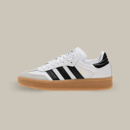 La Adidas Samba XLG White Black Gum de coté avec son cuir premium blanc et ses trois bandes en cuir noir accordé au heel tab. On retrouve une semelle en gomme épaisse qui  surélève la chaussure.