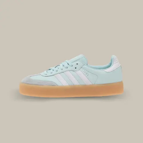 La Adidas Sambae Almost Blue de côté avec sa base en cuir bleu accordé au trois bandes et sa semelle épaisse en caoutchouc.