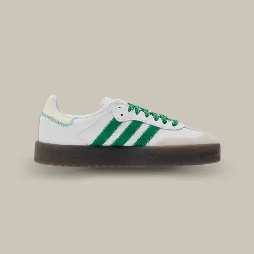 La Adidas Sambae Cloud White Green vue de côté avec son cuir blanc et ses trois bandes vertes assorties à la couture contournant le heel tab.