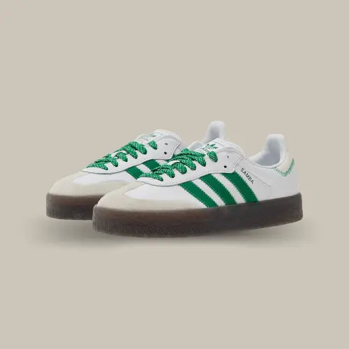 La Adidas Sambae Cloud White Green possède une base en cuir blanc avec un mudguard en daim beige. On retrouve les trois bandes sur le côté de couleur verte accordées à la couture contournant le heel tab. L'épaisse semelle en gomme vient offrir un magnifique contraste à ce modèle rétro.