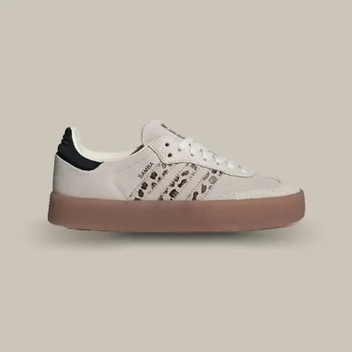 La Adidas Sambae Leopard OFF-WHITE vue de côté avec son cuir beige, ses trois bandes imprimé léopard et sa semelle en gomme de caoutchouc surélevée.